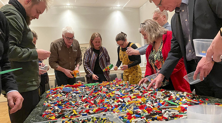 Bestyrelsesmedlemmer bygger visioner i Lego