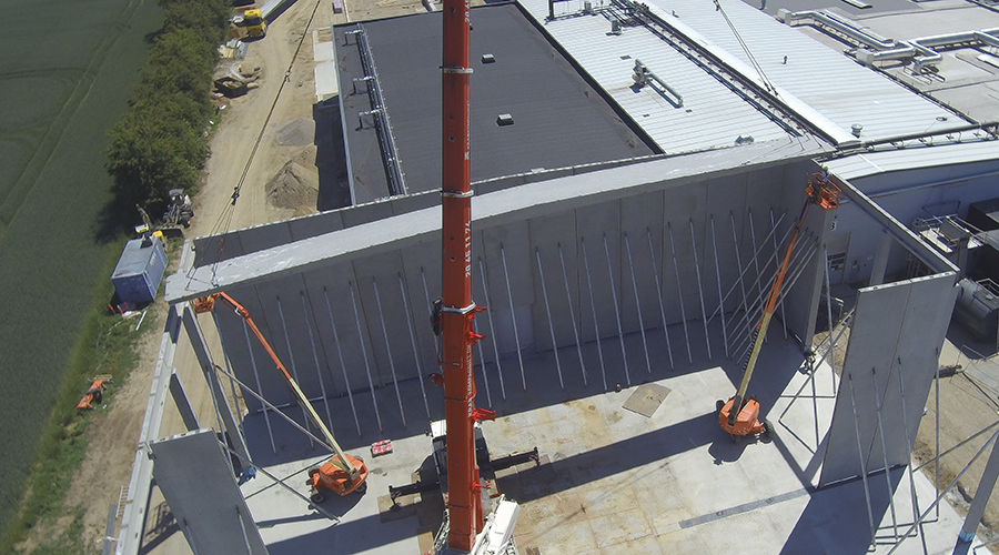37 meter betonelement løftes på plads