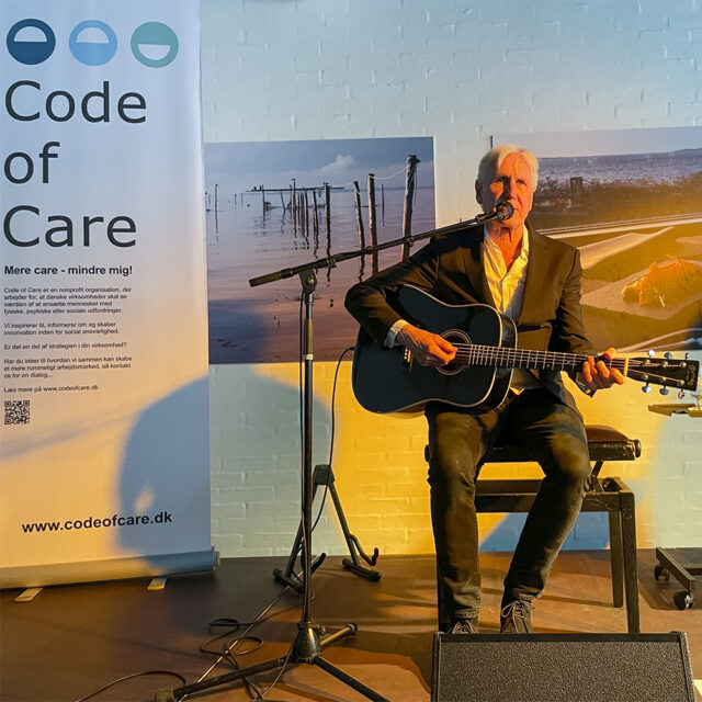Steffen Brandt synger til Code of Care