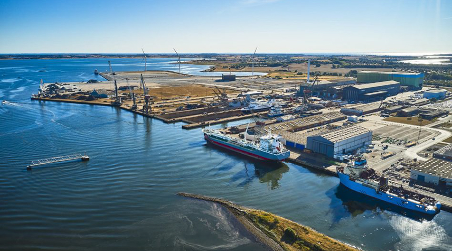 Odense Havn med indsejling, kraner og industrihavn