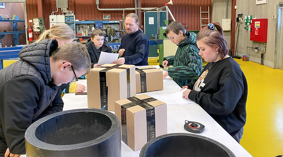 Elever fra Rolfsted Skole er på Lykkegaard A/S som en del af erhvervsrygsækken