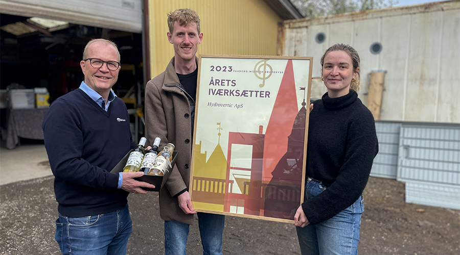 Hydrovertic får overrakt plakaten og prisen som Årets Iværksætter