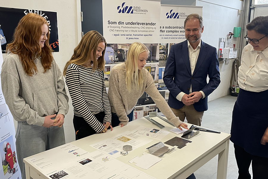 Elever fra Nordagerskolen viser arbejdet frem, de har lavet med erhvervsrygsælkken. Finansminister Nicolai Wammen