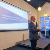 Johnny afholder beretning for erhvervsrådet