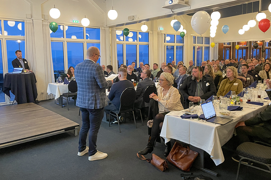 Johnny afholder beretning for erhvervsrådet