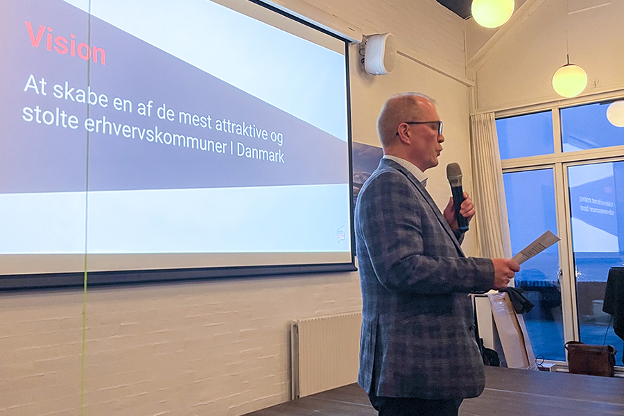 Johnny afholder beretning for erhvervsrådet