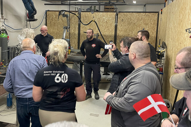 Simon Jarren bliver overrasket af kolleger